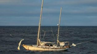 Tras diez meses a la deriva, traerán de Malvinas el velero de La Cámpora
