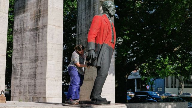 Acto de vandalismo. La estatua de Ovidio Lagos fue pintarrajeada de rojo y negro. Hay un detenido por este hecho&nbsp;