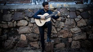 El guitarrista Augusto Ayala sigue afinando sus proyectos durante la cuarentena