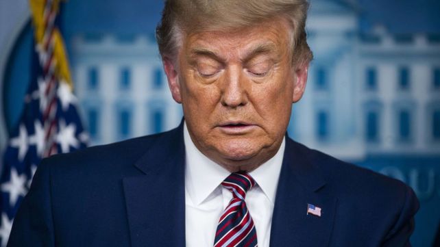 Legisladores demócratas y republicanos evalúan destituir a Donald Trump