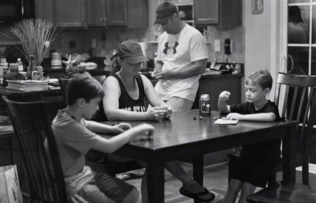 Un fotógrafo borró los celulares de las imágenes que capturó de escenas familiares y cotidianas