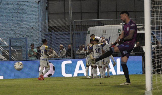 Arriba Central. Los futbolistas canallas celebran uno de los tantos en la victoria ante Estudiantes de Río Cuarto.
