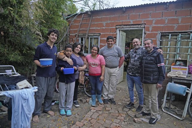 Martín (segundo desde la derecha) junto a los colaboradores que lo ayudan todos los días en los comedores.