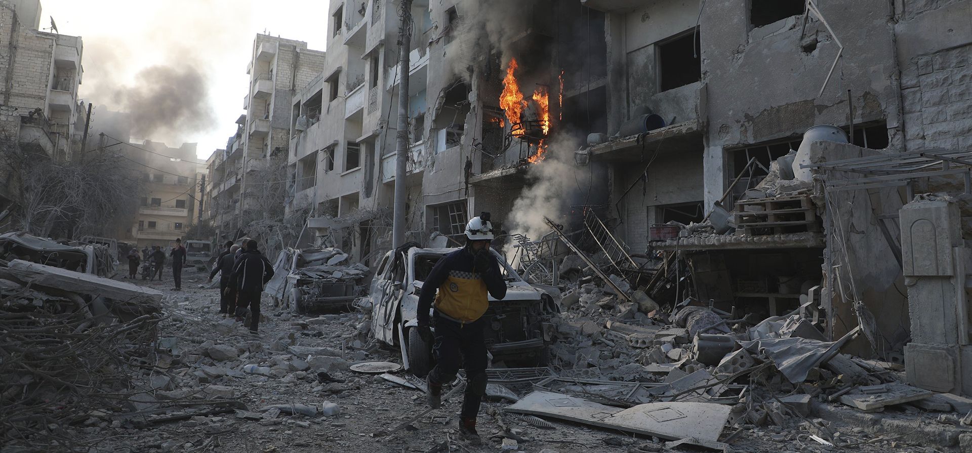 Un trabajador de defensa civil de los Cascos Blancos sirios corre en un vecindario destruido después de que las fuerzas del gobierno sirio atacaran la ciudad de Idlib, Siria, el lunes 2 de diciembre de 2024. (Cascos Blancos de Defensa Civil Siria vía AP) Un trabajador de defensa civil de los Cascos Blancos sirios corre en un vecindario destruido después de que las fuerzas del gobierno sirio atacaran la ciudad de Idlib, Siria, el lunes 2 de diciembre de 2024. (Cascos Blancos de Defensa Civil Siria vía AP)