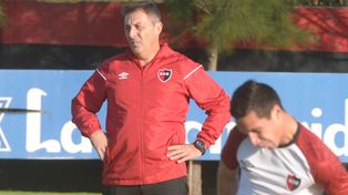 Quedate Frank. La intención de la dirigencia leprosa es que el técnico siga después de junio.