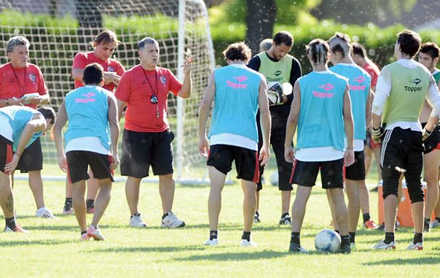 El Tata y los suyos. El entrenador rojinegro les da indicaciones a sus jugadores durante uno de los entrenamientos en Mar del Plata en los campos de Villa Marista.
