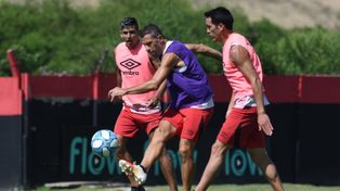 En acción. Maxi &nbsp;seguido de cerca por Gabrielli en el entrenamiento. El lateral pugna por un puesto con el juvenil Llano.