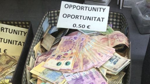 En España, venden los billetes argentinos de 100 pesos como si fueran un souvenir