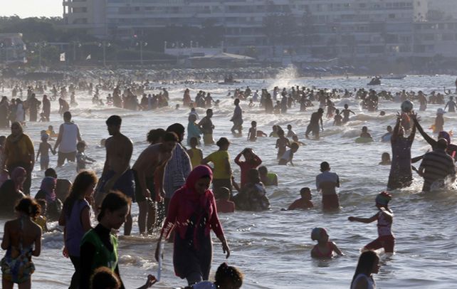 Una postal. La gente nada y disfruta del mar de Alejandría