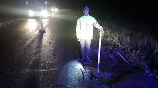 Tuvieron que señalizar un gran bache en la Ruta 11 cerca de Vera