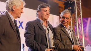 El científico rosarino Alejandro VIla cuando recibió el Konex por sus investigaciones sobre superbacterias
