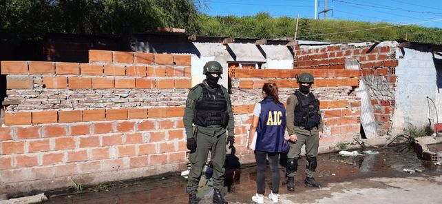 Dos de las hermanas de Brandon Bay fueron detenidas en una humilde vivienda de barrio Saladillo.