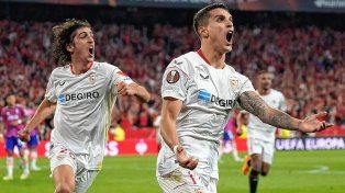 Erik Lamela festeja con todo el gol del triunfo para el Sevilla.