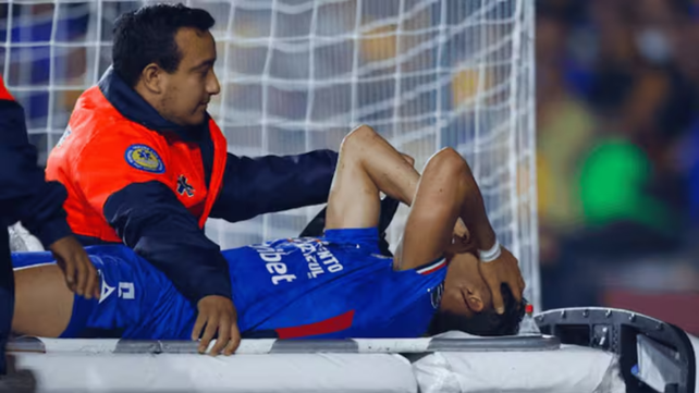 Jesús Orozco es traslado en camilla y su lesión la dejaría afuera del Mundial 
