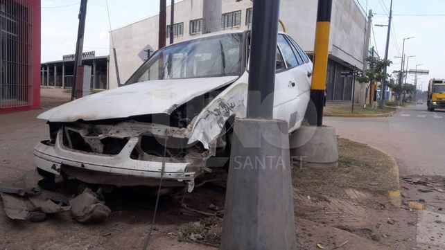 Un auto quedó incrustado entre una columna y un semáforo