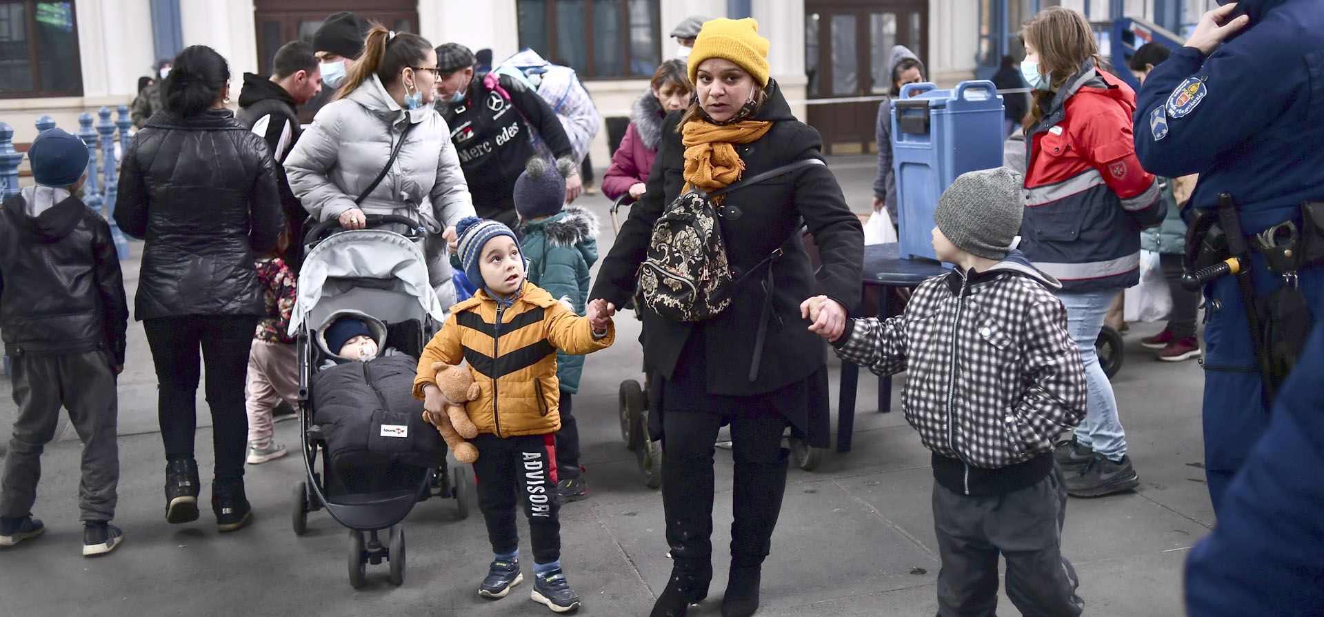 Refugiados que huyen de Ucrania llegan a la estación de Nyugati en Budapest, Hungría. Las explosiones y los disparos que han interrumpido la vida desde que comenzó la invasión la semana pasada parecieron disminuir en los alrededores de Kiev durante la noche, mientras las delegaciones ucraniana y rusa se reunírían otra vez en la frontera de Ucrania con Bielorrusia.