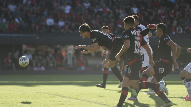 Walter Mazzantti ya conectó de cabeza y convierte para Newell's. Se anuló por posición adelantada.
