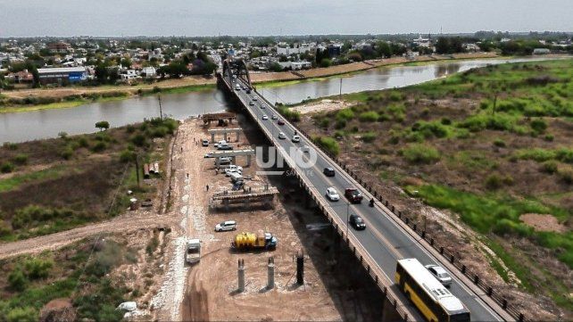 Nuevo puente Santa Fe-Santo Tomé. La bajante del río Salado obligó a modificar la logística de la obra.