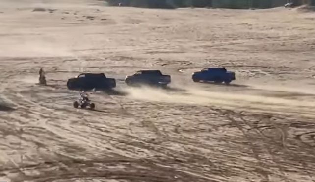 Video: tres camionetas corrían una picada en la playa y una chocó a un motociclista
