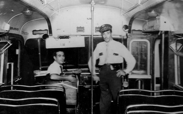 Chofer y guardoa de la Empresa Mixta de Transporte de Rosario, década de 1980. Colección Cristina Pérez.