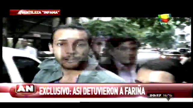 Leo Fariña en medio del operativo ayer mientras es llevado hacia el móvil policial.