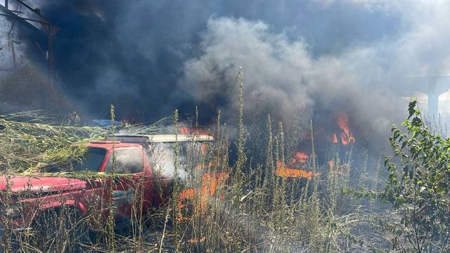 Bomberos Voluntarios trabajando sobre el incendio en la zona noroeste