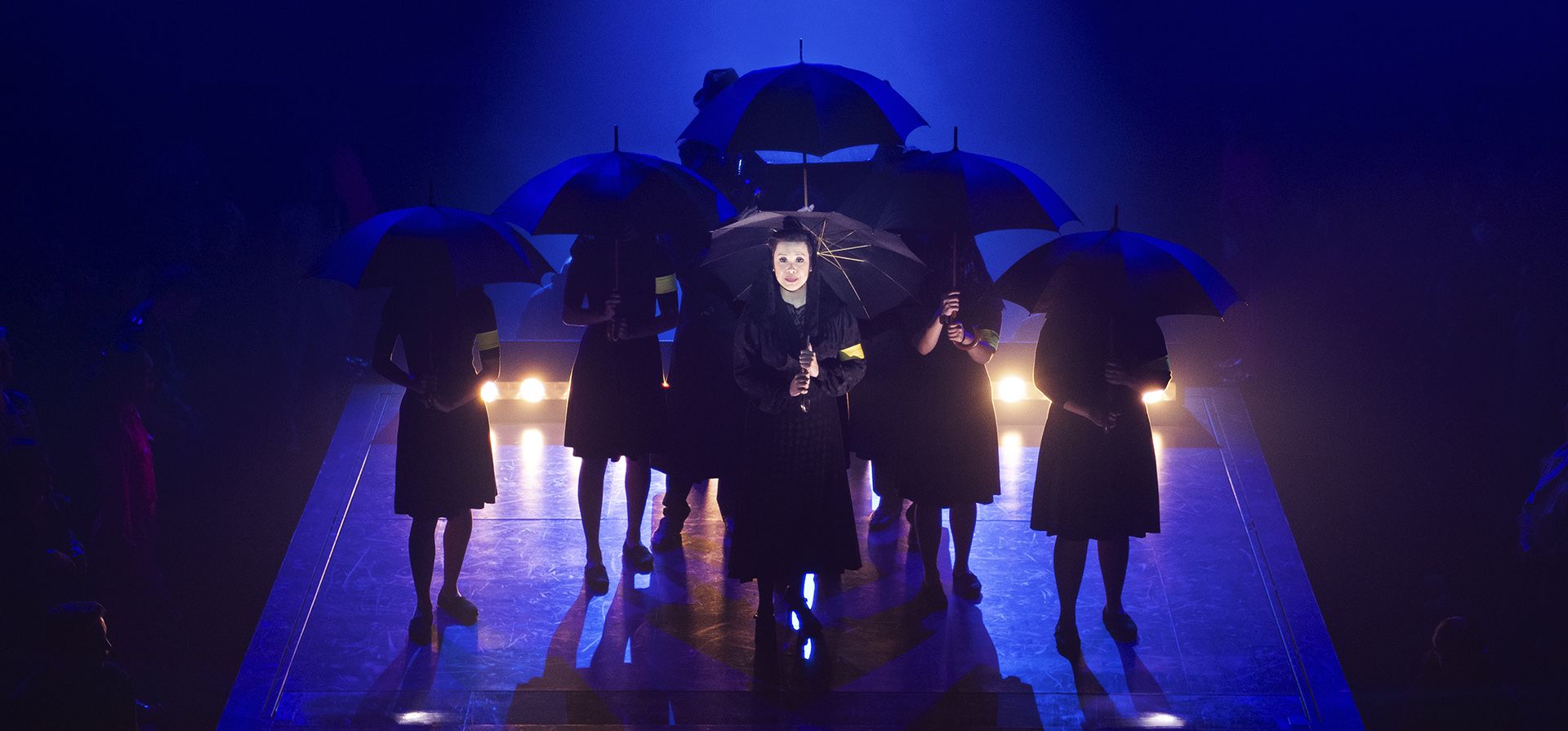 Esta imagen proporcionada por Boneau/Bryan-Brown muestra a Lea Salonga como Aurora Aquino, en el centro, durante una presentación de Esta imagen proporcionada por Boneau/Bryan-Brown muestra a Lea Salonga como Aurora Aquino, en el centro, durante una presentación de