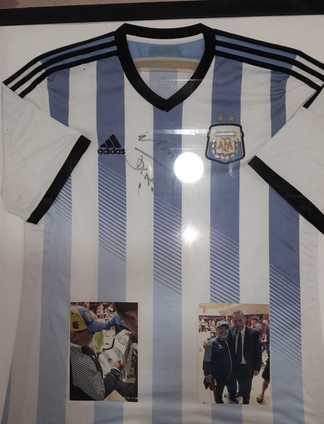 La camiseta de la selección argentina firmada por Diego Maradona y fotografías del uniformado que quedarán en el recuerdo.