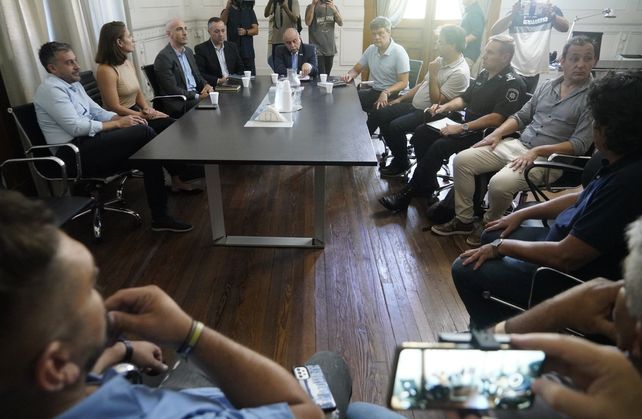 Funcionarios provinciales y del municipio junto a los choferes de la UTA este lunes en Gobernación.