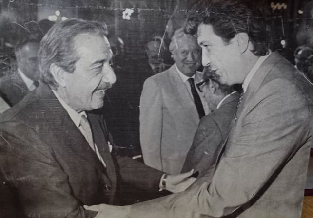 José María Vernet, gobernador peronista de los 80, con Alfonsín por arriba y Usandizaga abajo