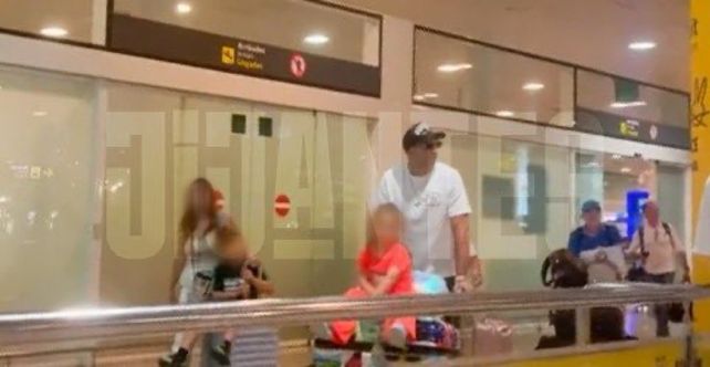 La imagen de Dibu Martínez en el aeropuerto Josep Tarradellas de Barcelona junto a su familia.