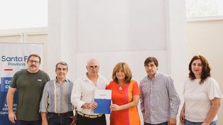 El senador Traferri junto a directivos del establecimiento.