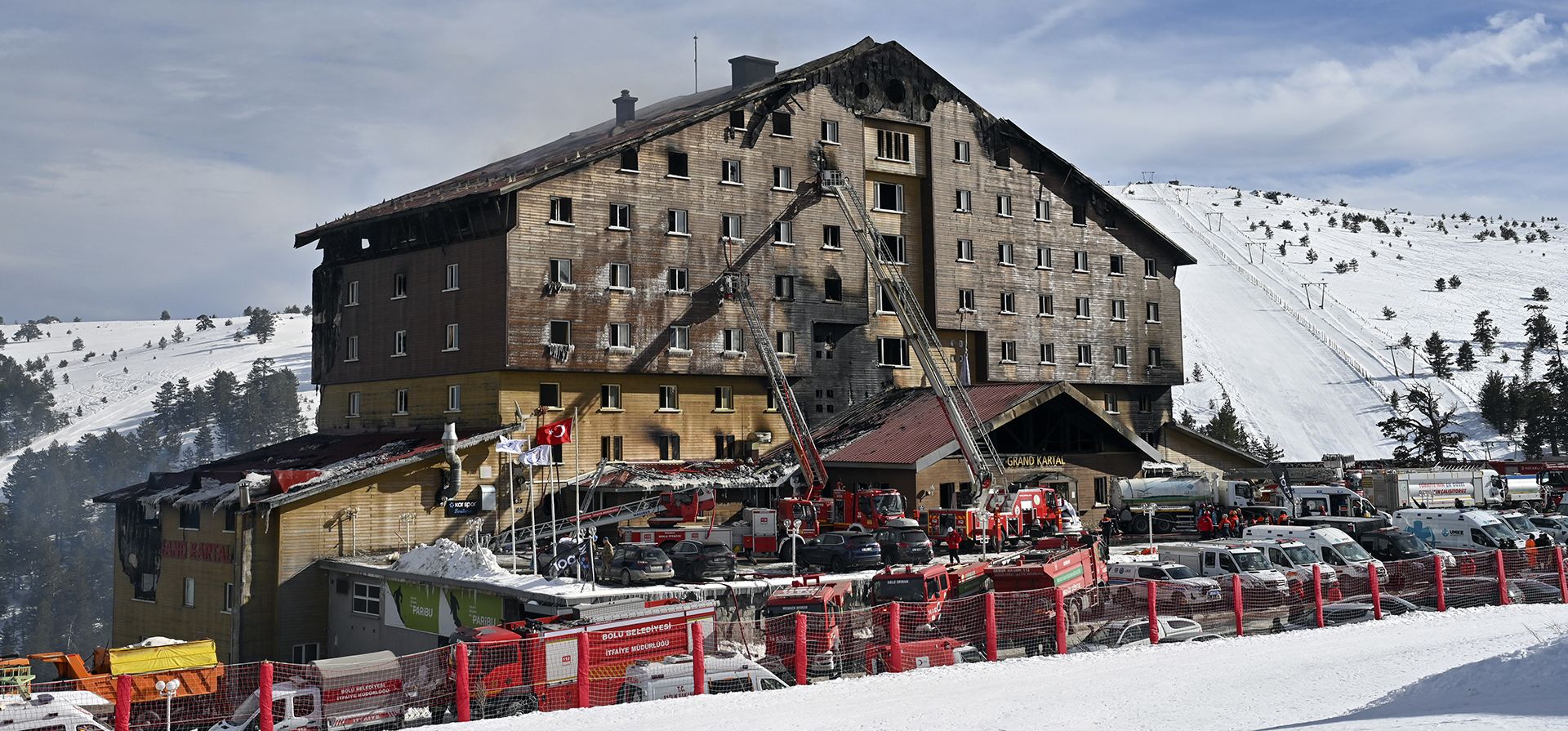 Bomberos trabajan en el lugar después de que se desatara un incendio en un hotel en la estación de esquí de Kartalkaya, ubicada en la provincia de Bolu, al noroeste de Turquía, el martes 21 de enero de 2025. (Foto Mert Gokhan Koc/DIA vía AP)