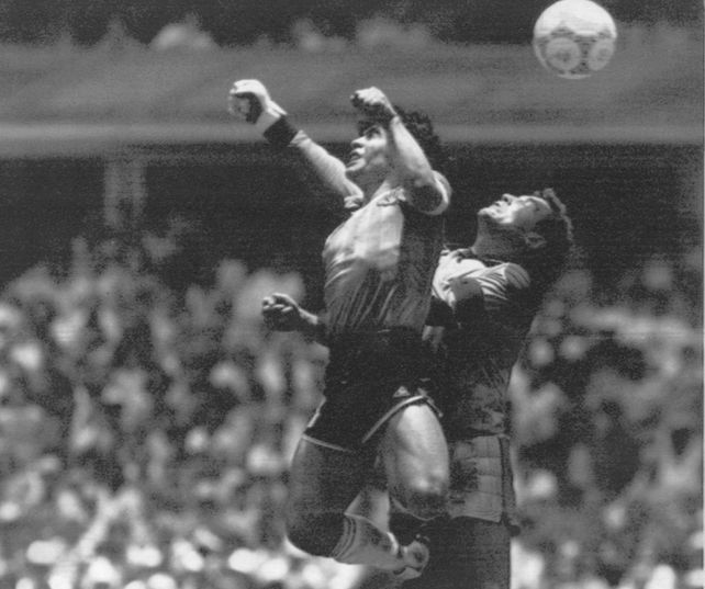 El gol de la "Mano de Dios". Diego Maradona vence al arquero ingl&eacute;s con una pelota en alto y anota el primero de dos goles en un partido cuartos de final de la Copa del Mundo, M&eacute;xico 1986.
