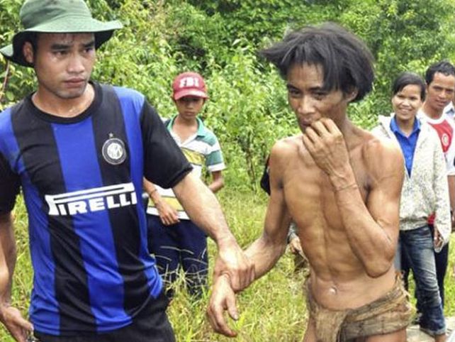 Un hombre de 83 años y su hijo de 42, viven en la selva realmente como Tarzán
