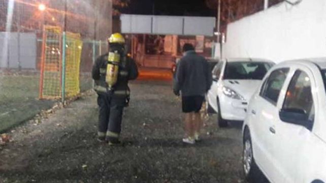 Prendieron fuego a una casa con una mujer y sus hijos adentro