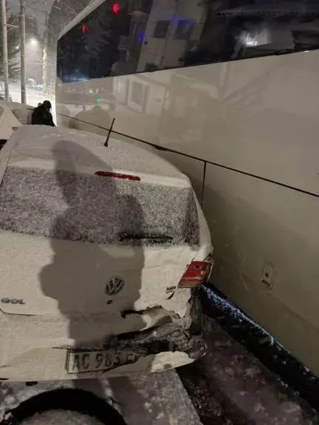 Bariloche: un micro con 48 egresados derrapó por una calle congelada y chocó siete autos