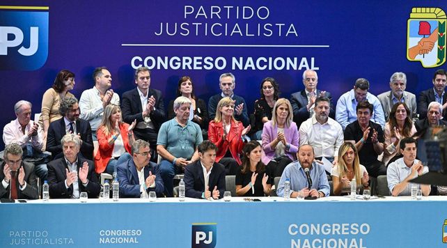 La cúpula del peronismo confluyó en el estadio cerrado de Ferro.