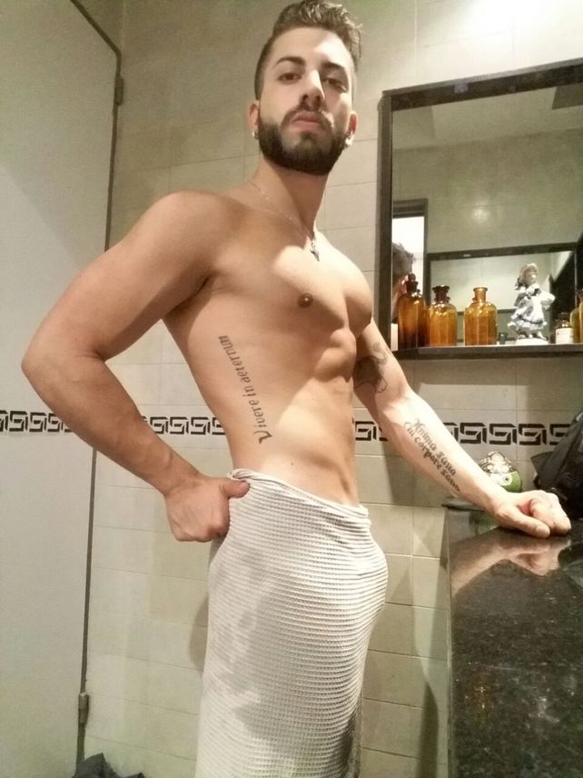 Fuertes imágenes íntimas de un ex participante de Combate
