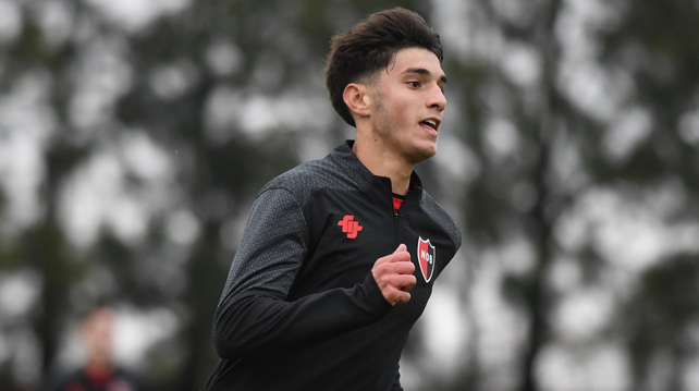 El centrodelantero Alejo Navarro tiene 18 años y es de las inferiores de Newells.