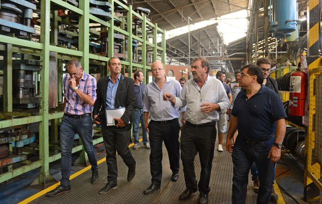 El ministro Contigiani durante un recorrido por la planta Mefro Wheels.