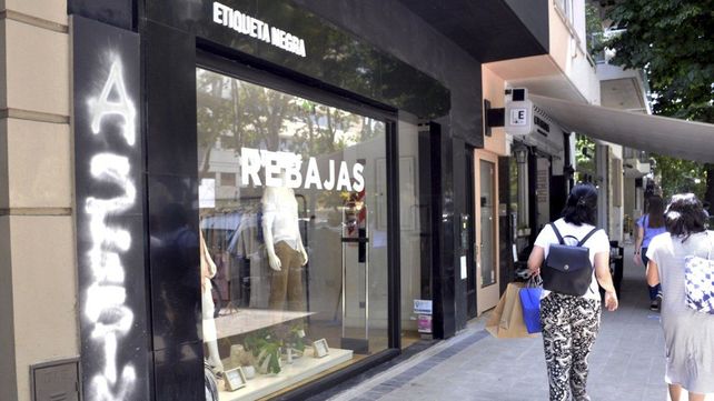 Repudio. El frente del local de Etiqueta Negra vandalizado en La Plata.