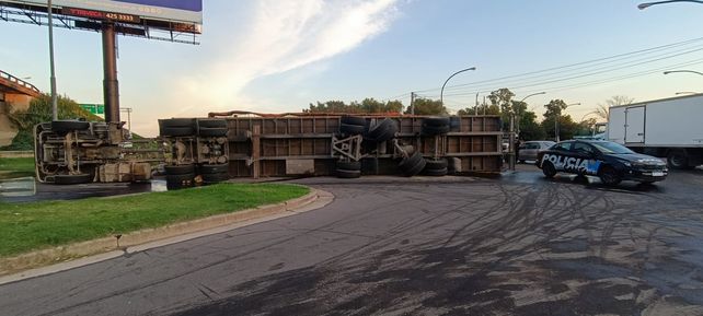 El camión quedó bloqueando el tránsito sobre Avellaneda. No hubo heridos