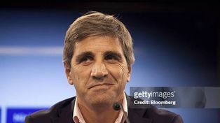El ministro de Economía, Luis Caputo, celebra la euforia en la Bolsa. Dijo que no habrá otro salto cambiario.