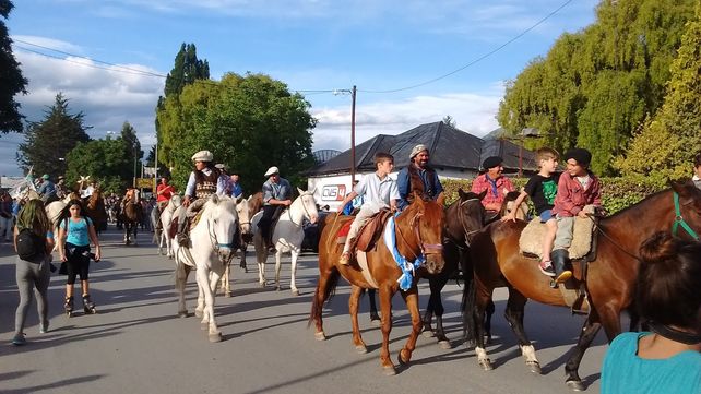 Masiva manifestación en contra del loteo de la reserva natural en El Bolsón