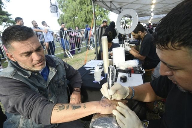 Hubo un stand donde la gente pudo tatuarse las islas.