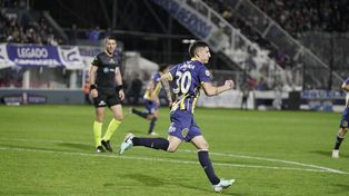 El juvenil goleador festeja el tanto del triunfo justo en el día de su vuelta tras superar una cirugía.