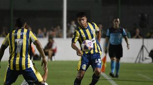 Kevin Ortiz venía bien pero no se cuidó para no recibir la segunda amarilla y fue echado. Una expulsión clave para Central.