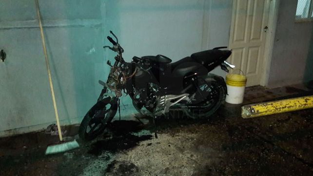 Quemaron una moto frente a la comisaría de barrio Centenario