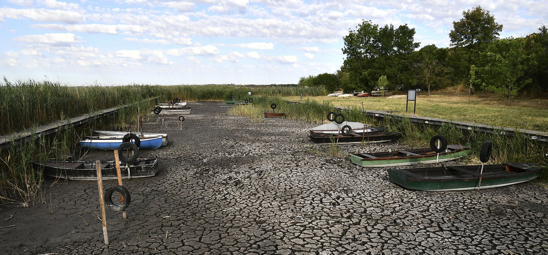 Barcos yacen en el lecho seco de un lago en un puerto de Velence, Hungría, el jueves 11 de agosto de 2022. Una gran sequía está arrasando Europa, lo que también afecta a Hungría. Según la Dirección General de Gestión del Agua (OVF), el nivel del agua en el lago Velence, un popular lago turístico cerca de Budapest, se encuentra en su nivel más bajo jamás registrado.